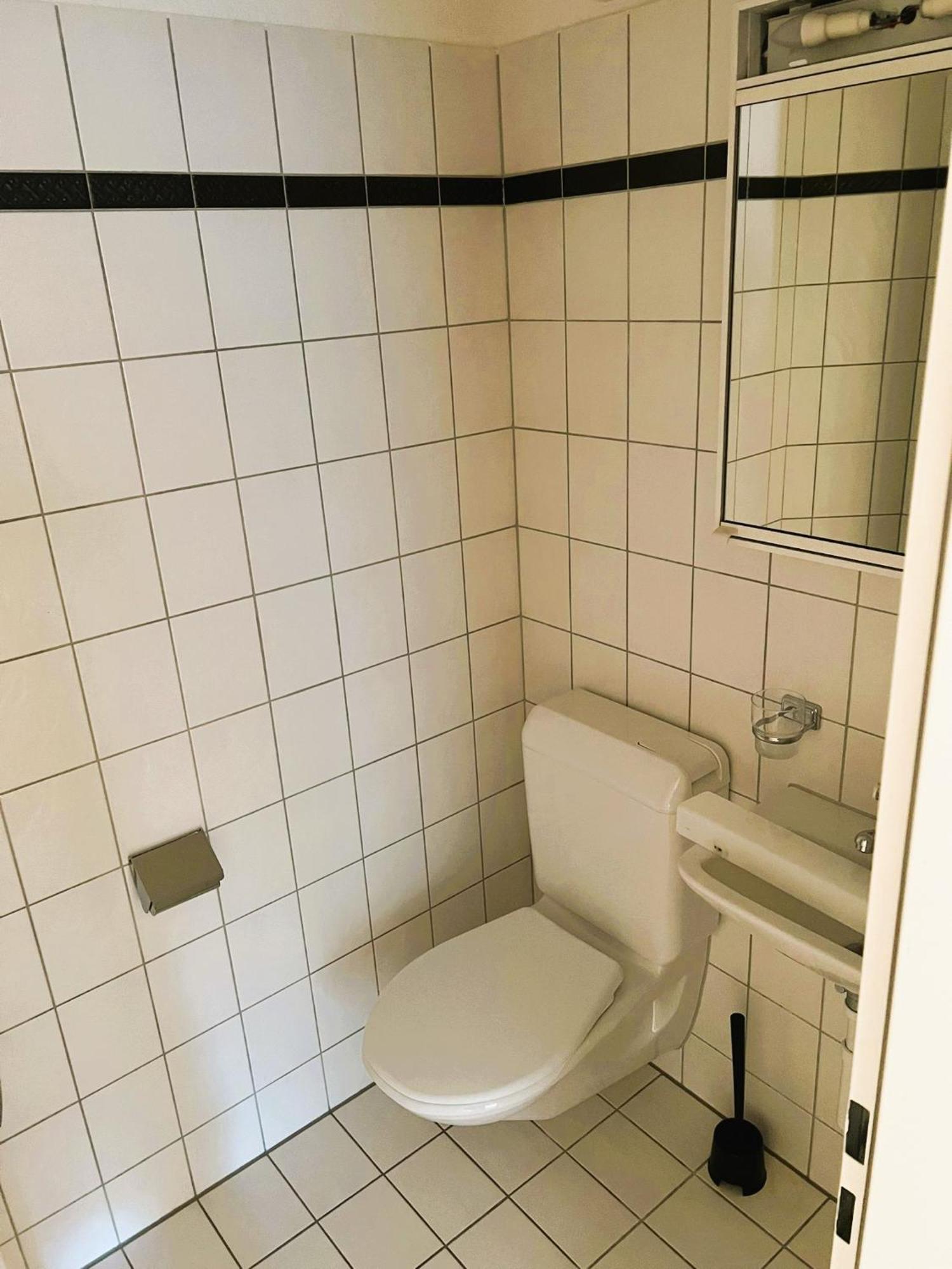 Large Center With Balcony Alt - Self Checkin Apartment *